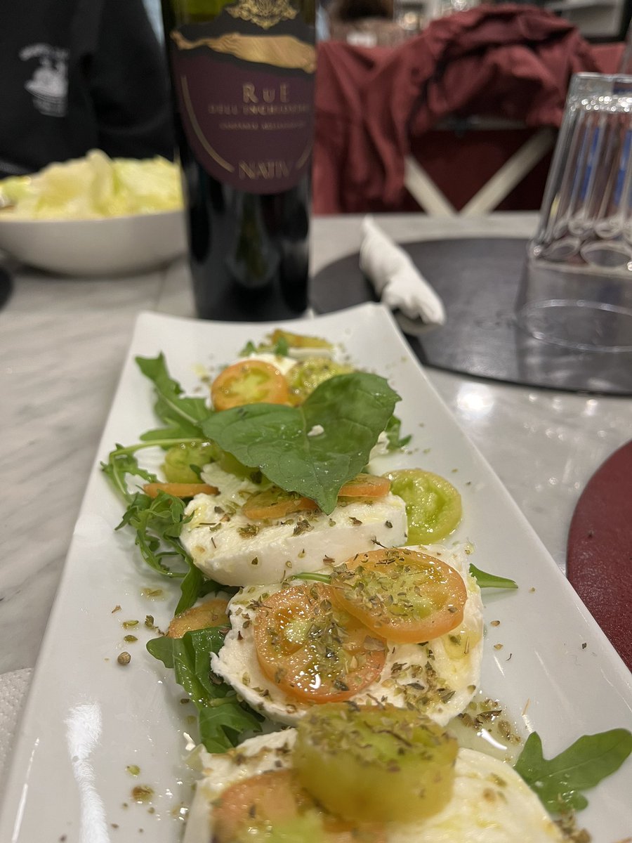 laceyh2020's tweet photo. Napoli pizza is the best #napoli #italy #vacation https://t.co/N1tgVTTAQW