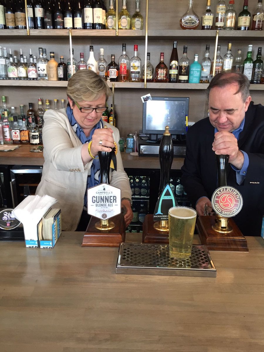 joannaccherry's tweet photo. It was the privilege of my life to call Alex Salmond my friend &amp; to stand by his side. I’m glad he’s home. Tonight my thoughts are with Moira, his family &amp; all who loved him. 🏴󠁧󠁢󠁳󠁣󠁴󠁿 https://t.co/Uv9UWHPrHH