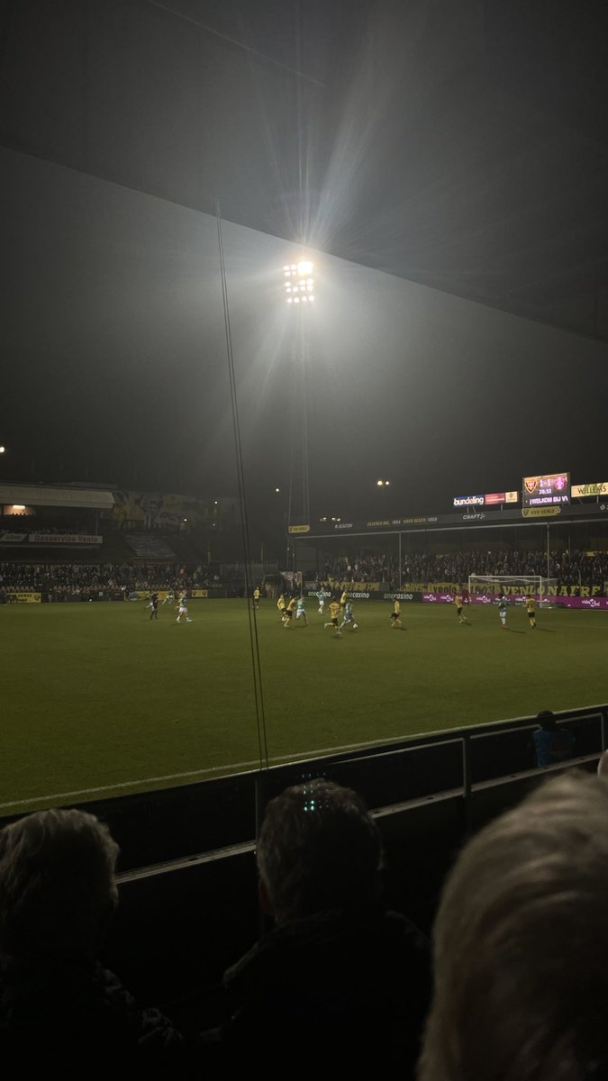 janssen_tieme's tweet photo. 𝑭𝒍𝒐𝒐𝒅𝒍𝒊𝒈𝒉𝒕 𝑭𝒓𝒊𝒅𝒂𝒚
Vandaag maar weer eens in De Koel geweest. Zoontje van een collega geleerd wat ‘support your locals’ is, in plaats van fan worden van Mbappé.
#VVVDOR #groundhoppers #footballculture #DeBoerOut https://t.co/ObFOgDkmhk