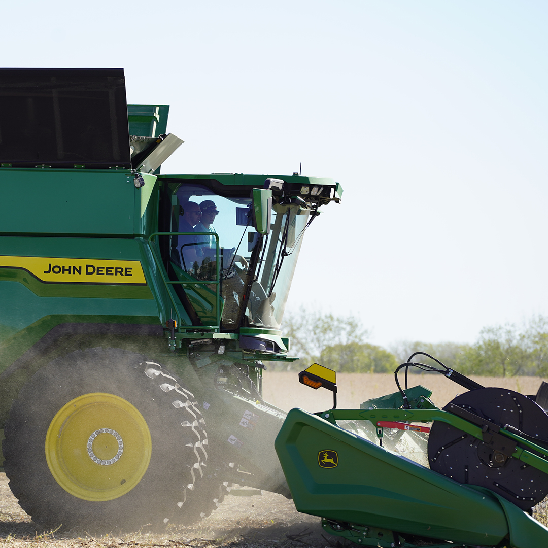 AKRS_Equipment's tweet photo. AKRS teamed up with @NorrisFFA to harvest their test plot a few weeks ago!

We're always proud to support FFA programs and help students gain hands-on experience with the newest technology. https://t.co/UjWfrvtI5c