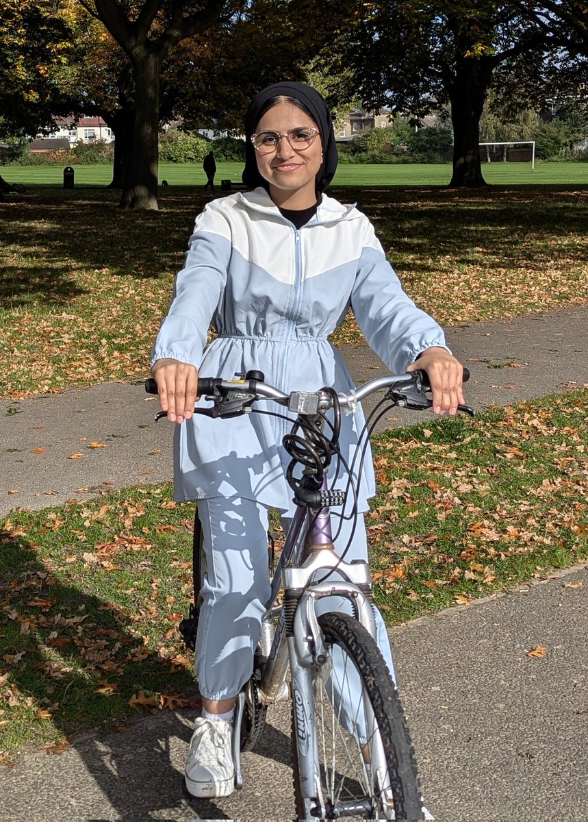 davidfhilliard's tweet photo. Accountancy uni student Amara had tried to teach herself to 🚴🏻 in her back garden but wasn't making any progress.

Decided to check online for some assistance &amp; found my Bush Hill Park  @CycleConfident one to one 🚴🏻skills sessions.

And today she learnt to 🚴🏻 with me 😊 https://t.co/C6KIYlBuG9