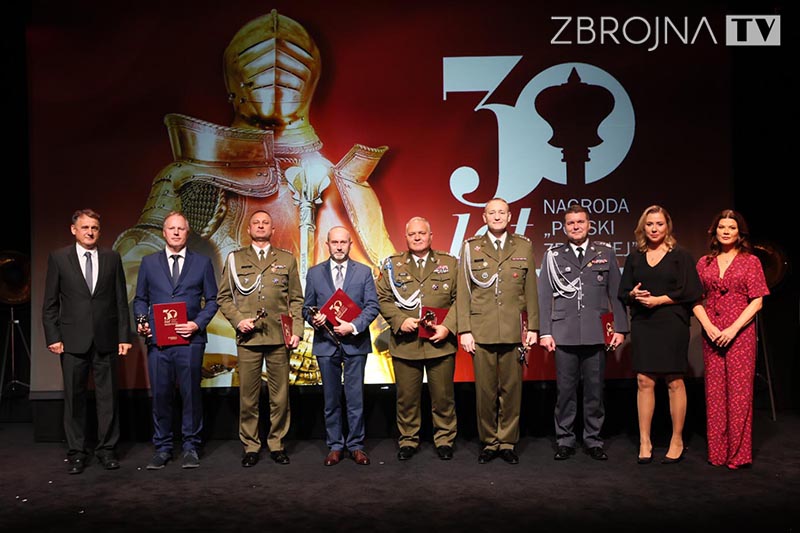 Polska_Zbrojna's tweet photo. Sześciu laureatów, najlepszych z najlepszych, nietuzinkowych, pełnych pasji i zaangażowania odebrało dziś nagrody Buzdygan #Buzdygany2023
@MON_GOV_PL @SztabGenWP 
Mecenas @PGZ_pl
Partnerzy @WBGroup_PL #AgencjaMieniaWojskowego
@Airbus @TargiKielce #Armit
https://t.co/jNYqmOjZD8 https://t.co/hCYiK2NGqy
