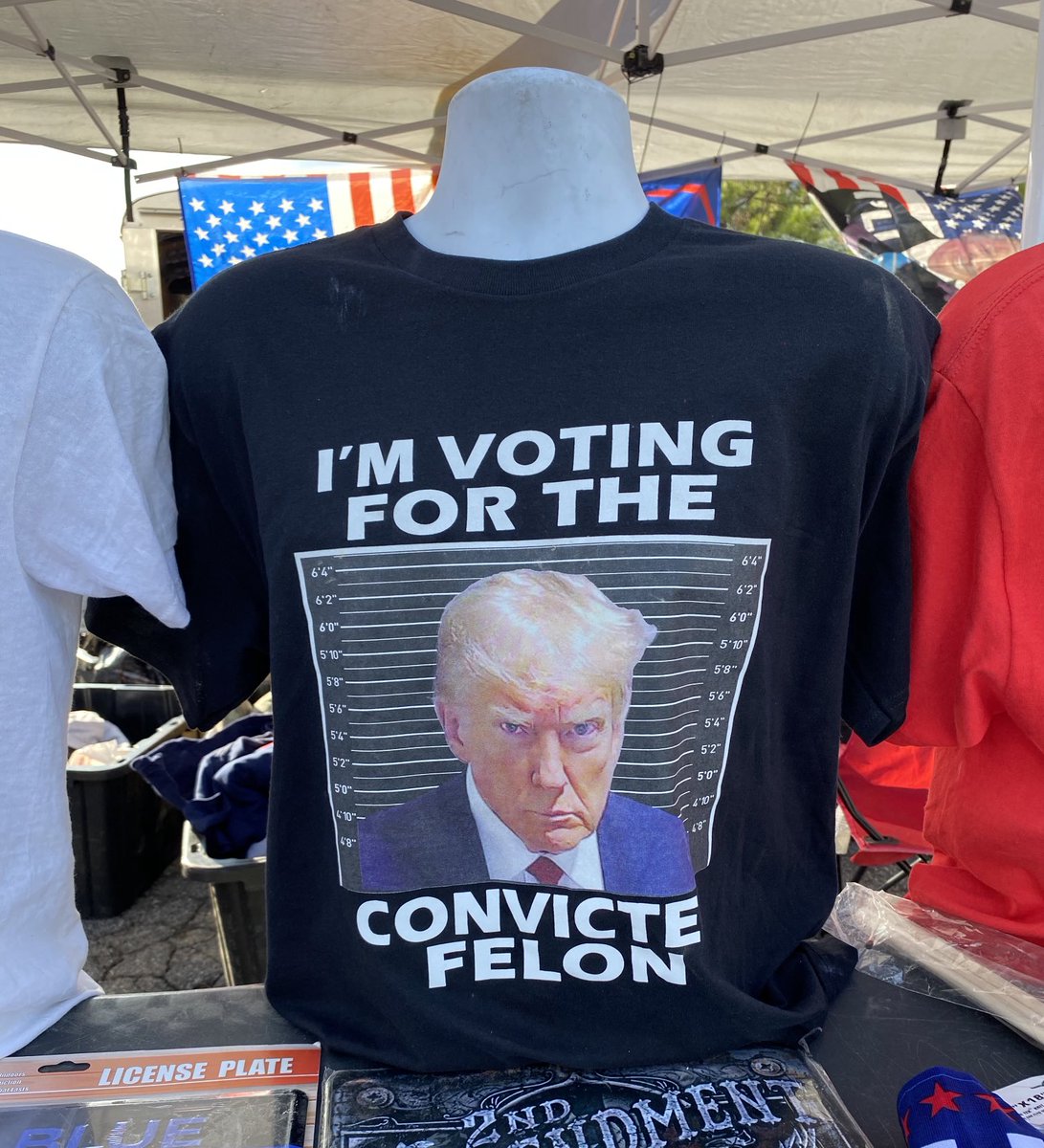 Nos comícios de Trump há souvenirs para todos os gostos : pálas vermelho-MAGA (Make America Great Again) com cabelo-laranja-artificial; pequenos patos donald de plástico ; bandeiras com novas regras em 2024 e T shirts elucidativas. Atlanta, Geórgia. #usaelections