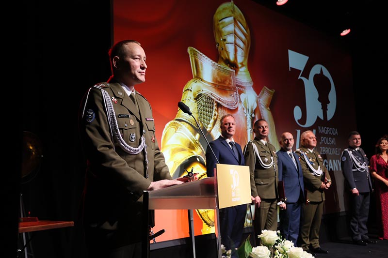 Polska_Zbrojna's tweet photo. Sześciu laureatów, najlepszych z najlepszych, nietuzinkowych, pełnych pasji i zaangażowania odebrało dziś nagrody Buzdygan #Buzdygany2023
@MON_GOV_PL @SztabGenWP 
Mecenas @PGZ_pl
Partnerzy @WBGroup_PL #AgencjaMieniaWojskowego
@Airbus @TargiKielce #Armit
https://t.co/jNYqmOjZD8 https://t.co/hCYiK2NGqy