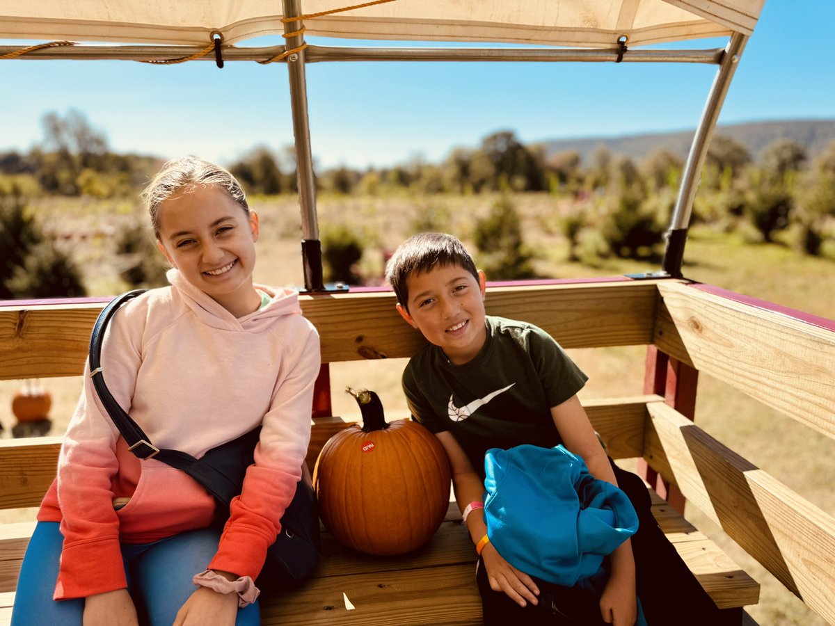 Coach_Campbell's tweet photo. Great day at @TheFarmerSays! Thank you for @CaseyCares for the passes! We found our pumpkins ๐for the fall!
#GreatCountryFarms
#CaseyCares
#October
#Fall
#Halloween https://t.co/UhqjknfUqY