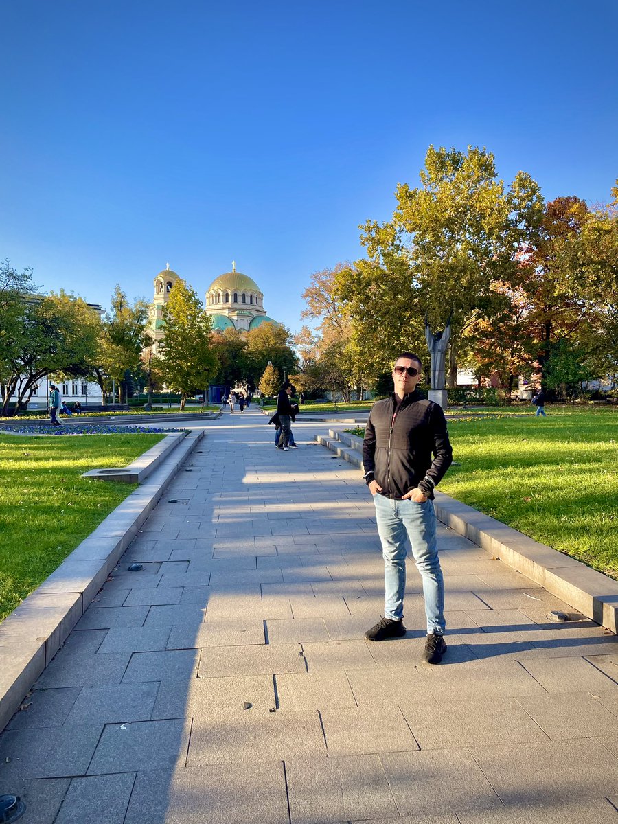 NemanjaRusov's tweet photo. Ово сам заправо прави ја, није Мараш ни филм“Јужни ветар”. Не стварајте идоле било ког лика. Будите своји! Како и за шта Вас је природа односно Бог преодредио-створио. Оригинални као Камелия, Новак Ђоковић и Неманя Русов. #Камелия #jokernole #НеманяРусов #Родина #София #България https://t.co/YIbx0XzF12