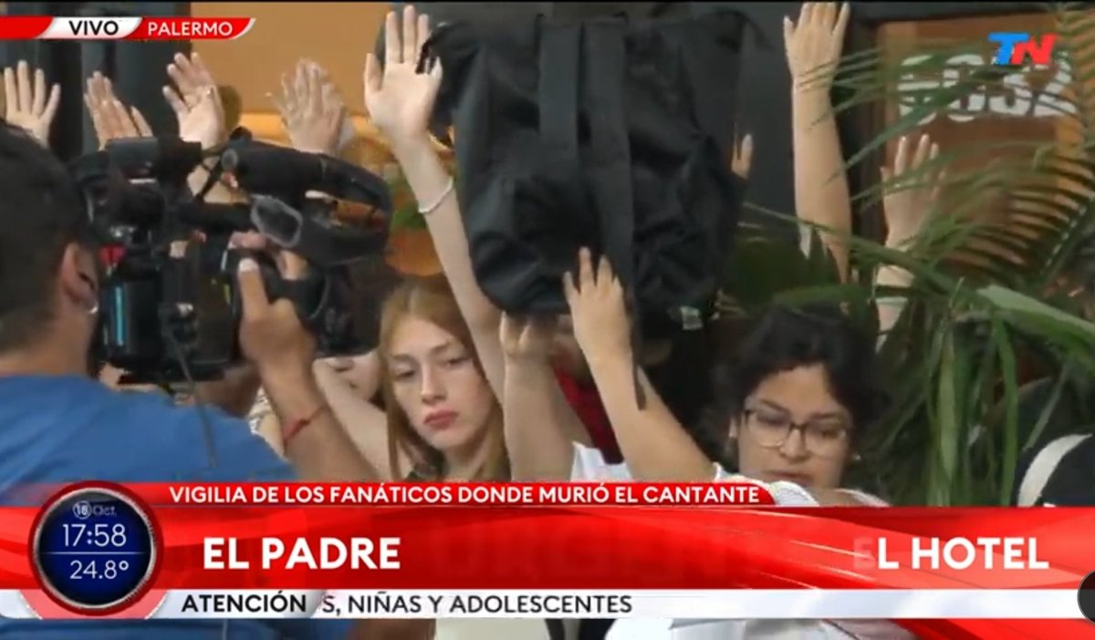 Ahora: Las fanaticas  de Liam, tapan la entrada del hotel, para que la prensa no pueda filmar al padre dentro del establecimiento. Tambien putearon a la prensa por el caos que generaron cuando el padre ingresaba  al hotel donde murió  su hijo. Punto a favor para las fanaticas.