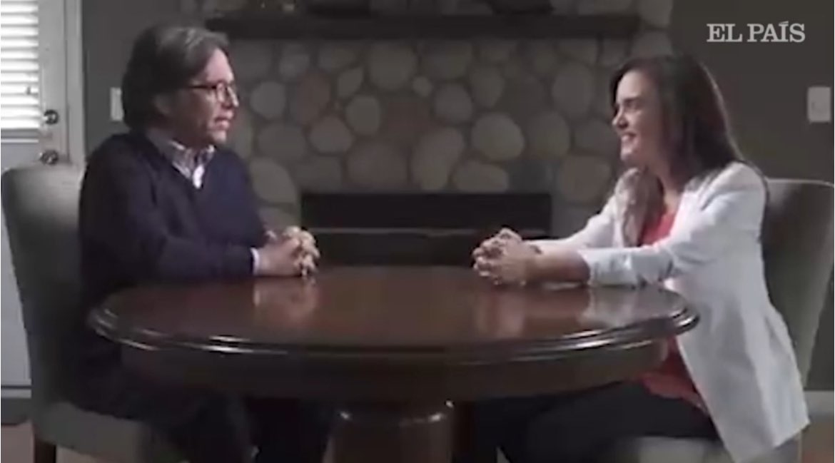 Qué curioso que Clara Luz Flores vaya a la SEGOB como titular de la Unidad de Asuntos Religiosos, Prevención y Reconstrucción del Tejido Social.

Cuando fue parte de la secta NXIVM, aquí con Keith Raniere, condenado en EU por tráfico sexual.

¿Ella va a reconstruir el tejido