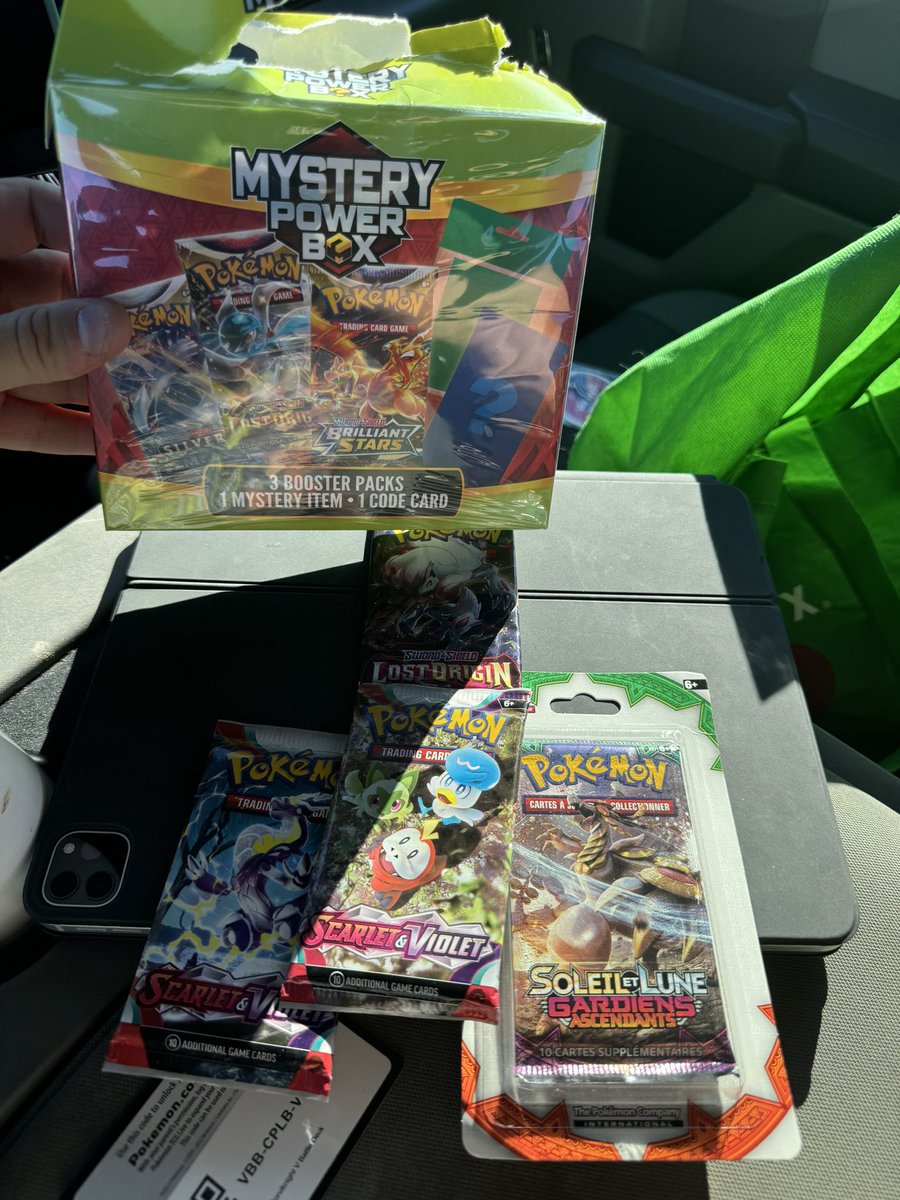 TylerMCollects's tweet photo. say what!!!!! No way I got this!! Didn’t have anything good but still #french #pokemontcg #mysterypowerbox
#walgreens #mjholdings https://t.co/xmKYiGpm9C