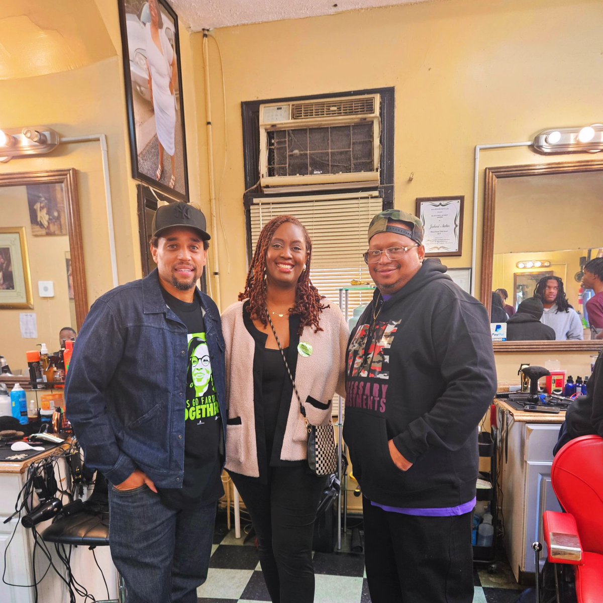 Smith4Delegate's tweet photo. Grateful for Conscious Heads Barbershop welcoming neighbors & @MichaelEaly for a powerful discussion about the stakes and the need to elect @AlsobrooksForMD to the US Senate and @KamalaHarris to the White House! #AllinforAngela #HarrisForPOTUS ##WeChooseBaltimore https://t.co/d7qMni1dlm