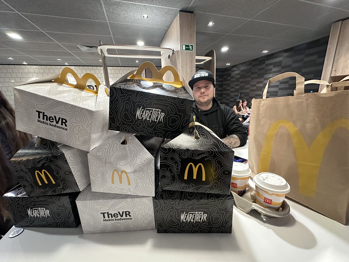 KasaJozef's tweet photo. Ma végre mi is bejátszottuk a kombót, levezetve 65km Győrbe csak miatta 😅 de megérte , pacsi felvidékről 👊🏼 @thevrpisti @thevrjani @thevrbazsi @wearethevr https://t.co/ChMAvtO7q0