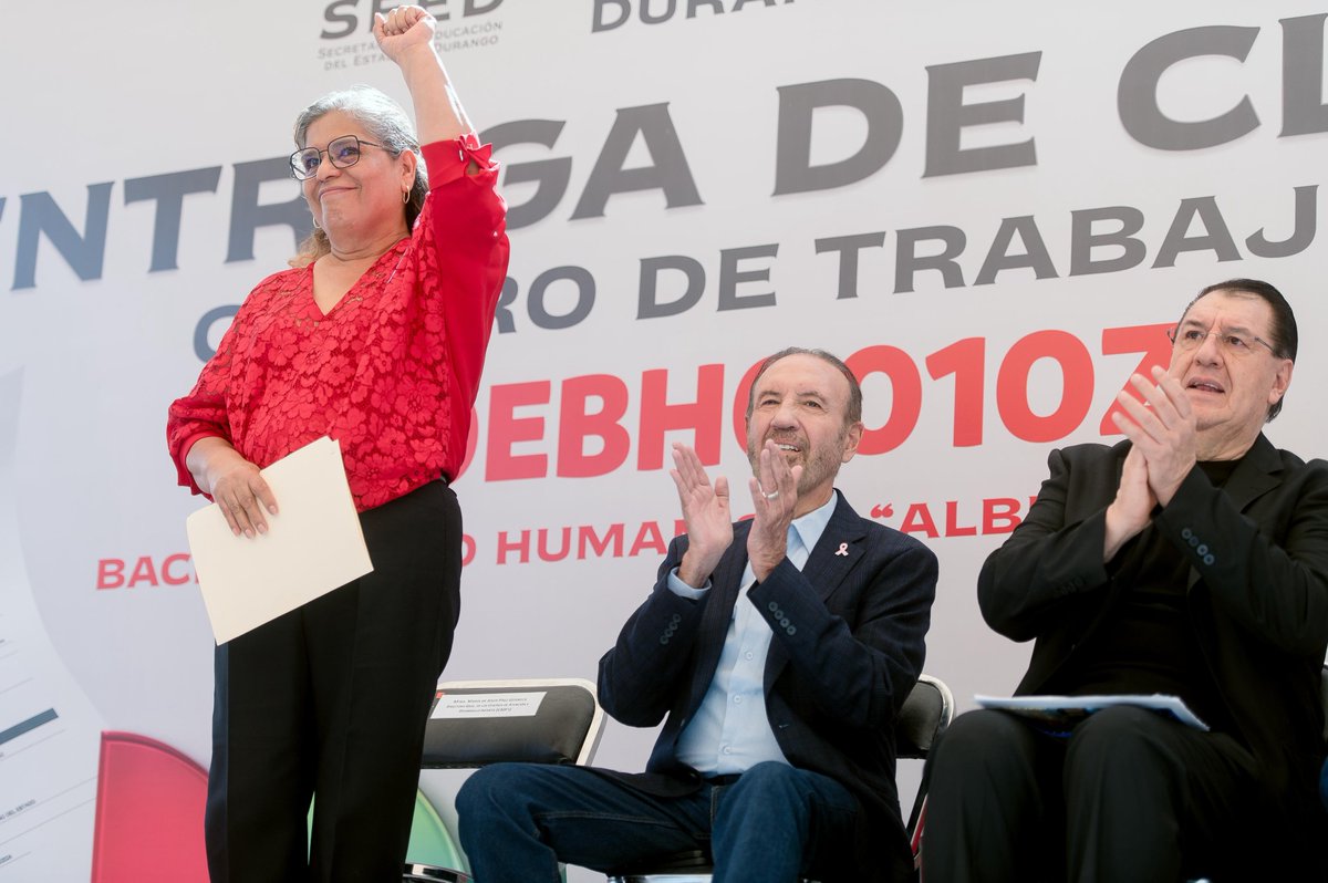 SGGDurango's tweet photo. El Secretario @HectorVelaV acompañó al Gobernador @EVillegasV a entregar la Clave de Centro de Trabajo al Bachillerato “Albert Einstein” 🎓.
Con estas #AccionesConValor, será una escuela pública oficial 🏫, con certificación y acceso a la Beca Universal 💼. #SGGDurango https://t.co/MEvbs0dRo7