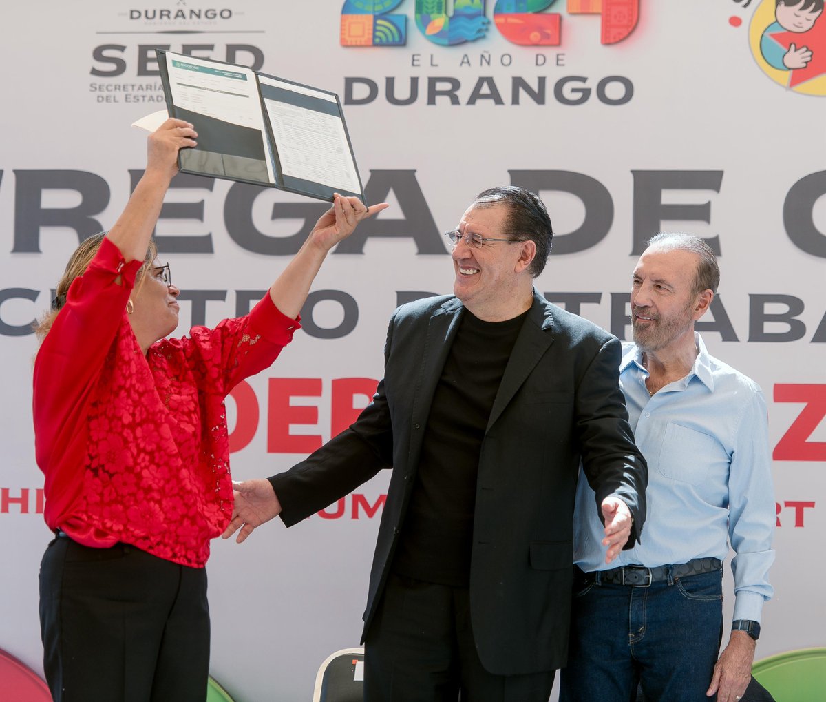 SGGDurango's tweet photo. El Secretario @HectorVelaV acompañó al Gobernador @EVillegasV a entregar la Clave de Centro de Trabajo al Bachillerato “Albert Einstein” 🎓.
Con estas #AccionesConValor, será una escuela pública oficial 🏫, con certificación y acceso a la Beca Universal 💼. #SGGDurango https://t.co/MEvbs0dRo7