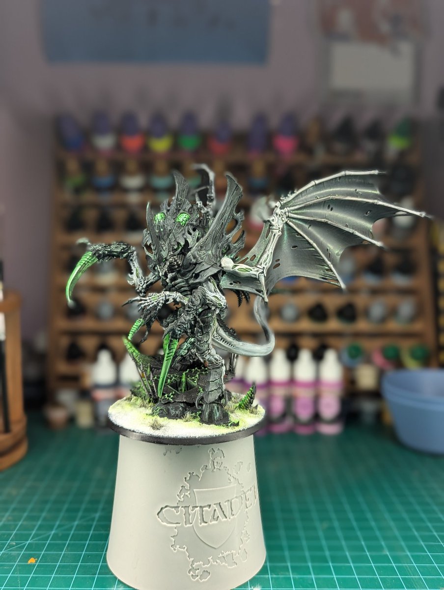 lazy_birch's tweet photo. Been getting a lot more into Warhammer lately
 Did up a Norn Emissary kitbash for a buddy in phyrexian colors https://t.co/p6UortEeyW