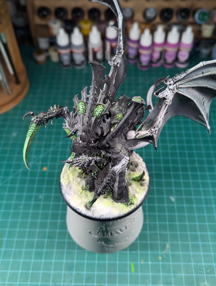 lazy_birch's tweet photo. Been getting a lot more into Warhammer lately
 Did up a Norn Emissary kitbash for a buddy in phyrexian colors https://t.co/p6UortEeyW