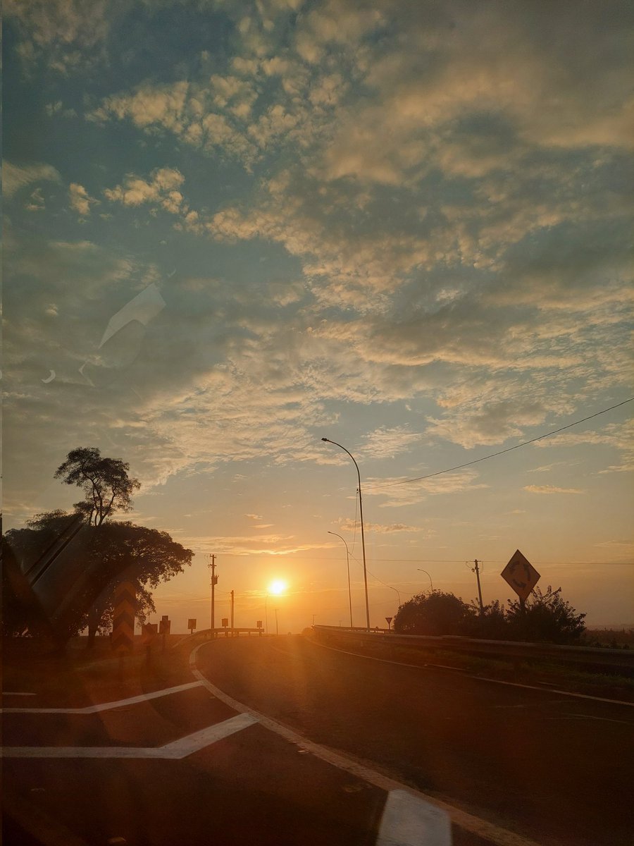 fran_pupin's tweet photo. Sério, que sensação boa de ver um ceu assim depois de meses só vendo ele cinza e o sol laranja de fumaça https://t.co/3n2sydZo6o