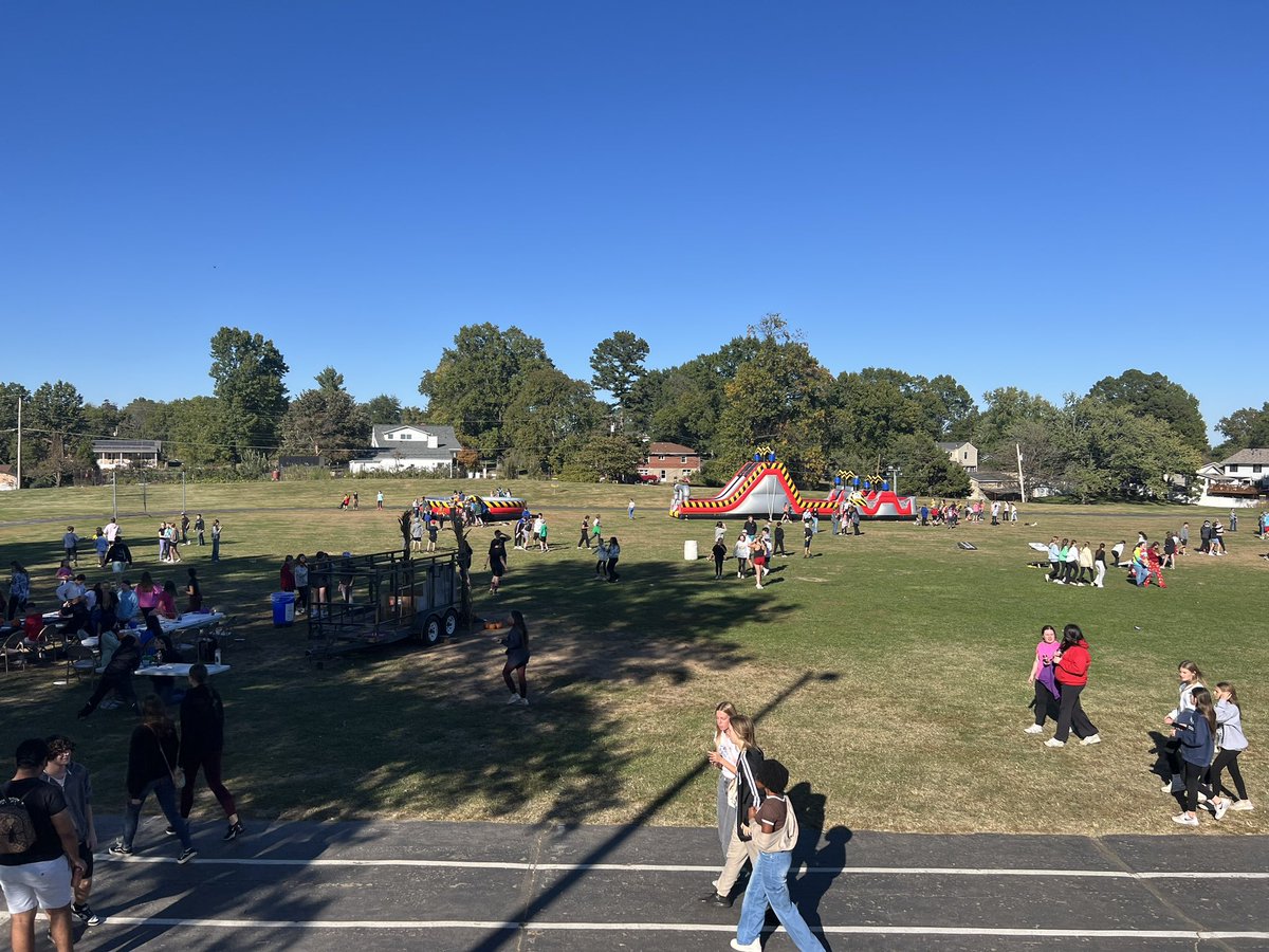 ProfPatMcKelvey's tweet photo. Sunny and 70 for the incredible Oakville Middle School Fall Festival!

#MSDR9 https://t.co/Y0BtjFwkt2