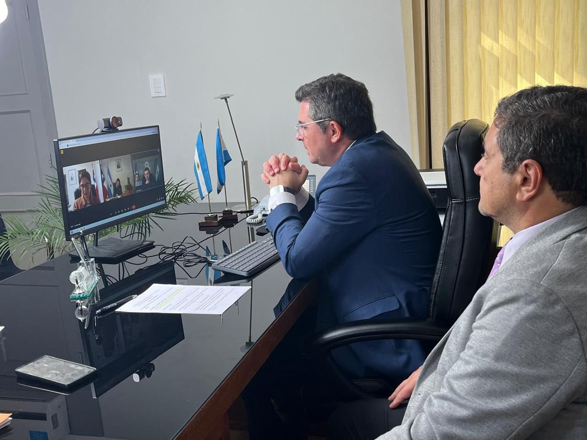DrMarceloOrrego's tweet photo. En una reunión virtual conversé con @Darwinibacache1, el flamante gobernador de Coquimbo en el vecino país de Chile. Lo felicité por asumir la gobernación de esa región tan cercana a nuestra provincia.

Conversamos sobre la importancia de trabajar juntos en la apertura del Paso de Agua Negra y los invité a participar de la próxima Fiesta Nacional del Sol que pronto celebraremos en San Juan.

Vamos a seguir tejiendo lazos con nuestros vecinos chilenos, respetando la hermandad que une a los pueblos sanjuanino y coquimbano.