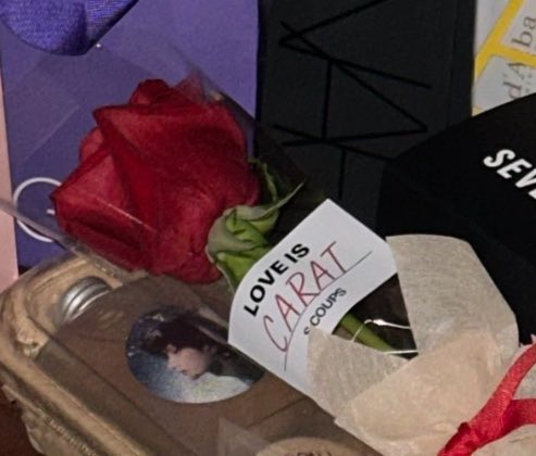 xueishaoo's tweet photo. pre-recording gifts from seventeen to carats today ! they also got a rose from seungcheol 🥹🤍 https://t.co/2vqXkwqfnm