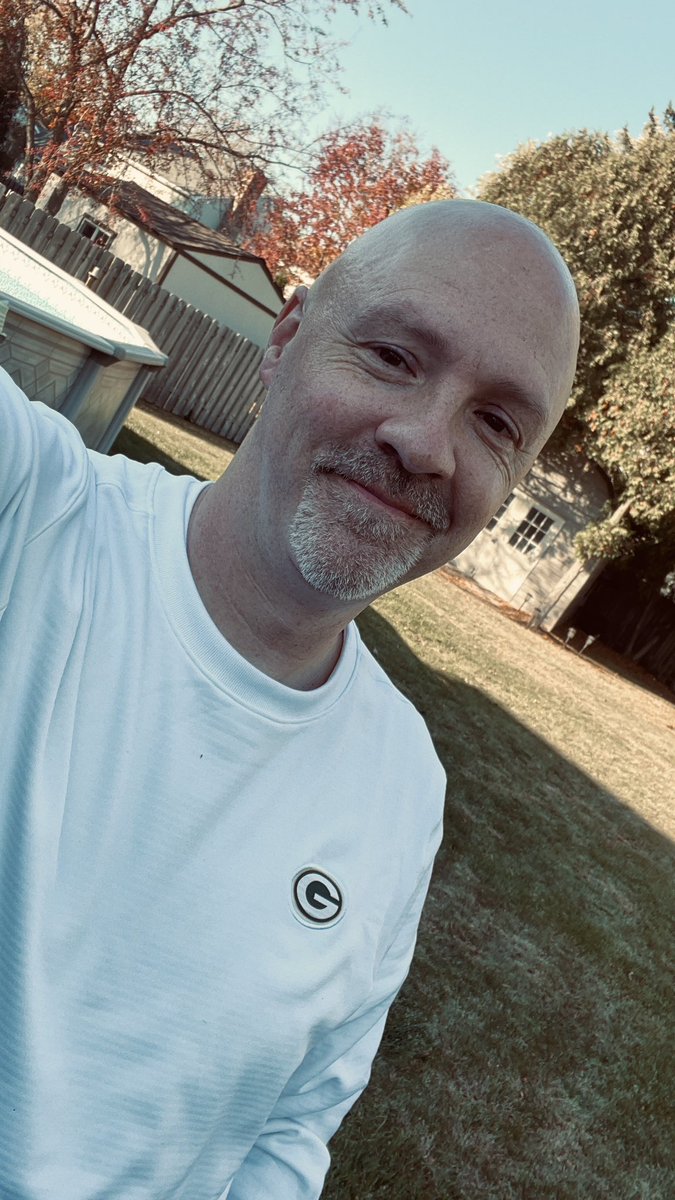 GBPlitz's tweet photo. An absolutely beautiful fall #GGFriday here in WI. Almost too warm for me to wear my long sleeve @Packers team issued shirt I picked up at the @packersproshop #TentSale a few years ago. Of course I had to wear it in anticipation of the #WhiteOut Sunday at Lambeau. #GoPackGo https://t.co/PoZ6g7UQRE