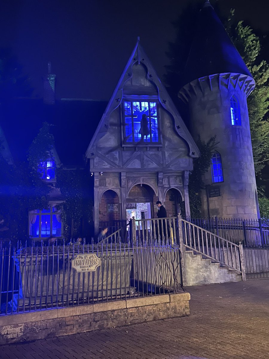 The Curse at Alton Manor looking fabulous as always, Emily watching on as guests pass by. The attention to detail outside the ride was the start of the new high standard Alton Towers set, before the phenomenal re-theme of Forbidden Valley in 2024

#Emilyalton #theming #lighting