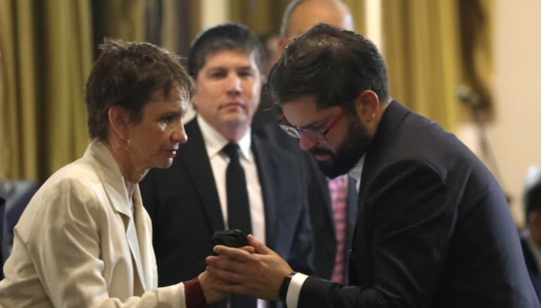 #URGENTE #AHORA Según los últimos Antecedentes, Manuel Monsalve habría utilizado avión de Carabineros para informar a su familia sobre la denuncia... LOS LUJITOS DEL AGRESOR SEXUAL LO PAGAMOS TODOS, GRACIAS BORIC 🌳(Ají Seco, Matamala, 18-0, Director de la PDI, Baquedano,Vallejo)