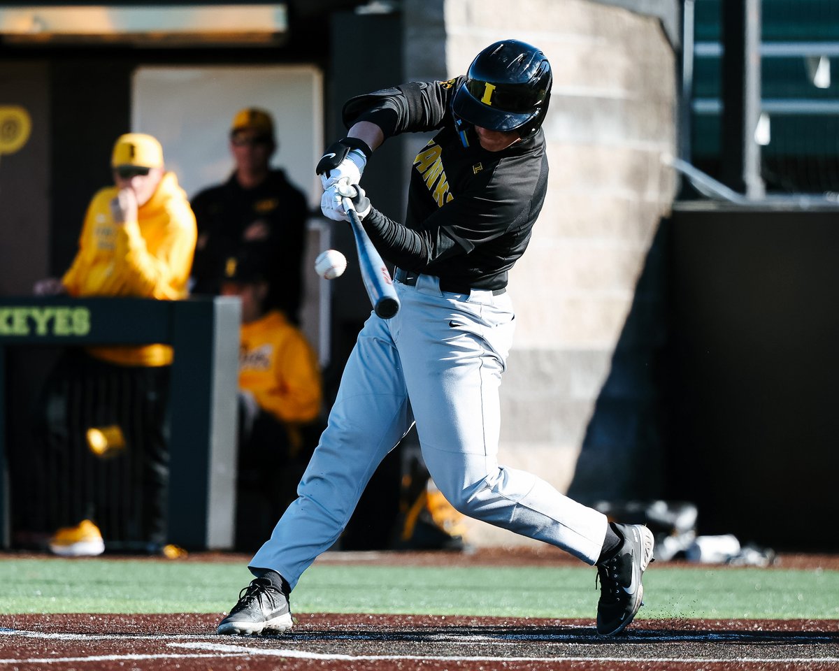 Aaaand that is out of here!! 💥 

Coonradt sends it over the LF wall to give Black the lead. 

T4 | Black 2, Gold 0

#Hawkeyes