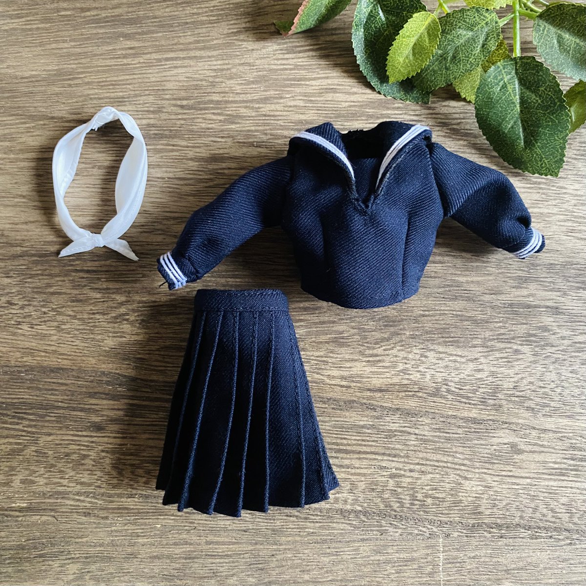 tantine_regulus's tweet photo. 紺に白の3本線に白いスカーフ。襟のカーブの具合やサイズ、胸の三角もバランス良く、これぞセーラー服！って感じのセーラー服は、茨城県の公立の中学の制服と聞いて驚きました🫢✨リメイクして残したいお気持ちに納得です。ご依頼ありがとうございました。
#セーラー服
#制服リメイク
#古河第一中学校 https://t.co/vb62X8GuNu