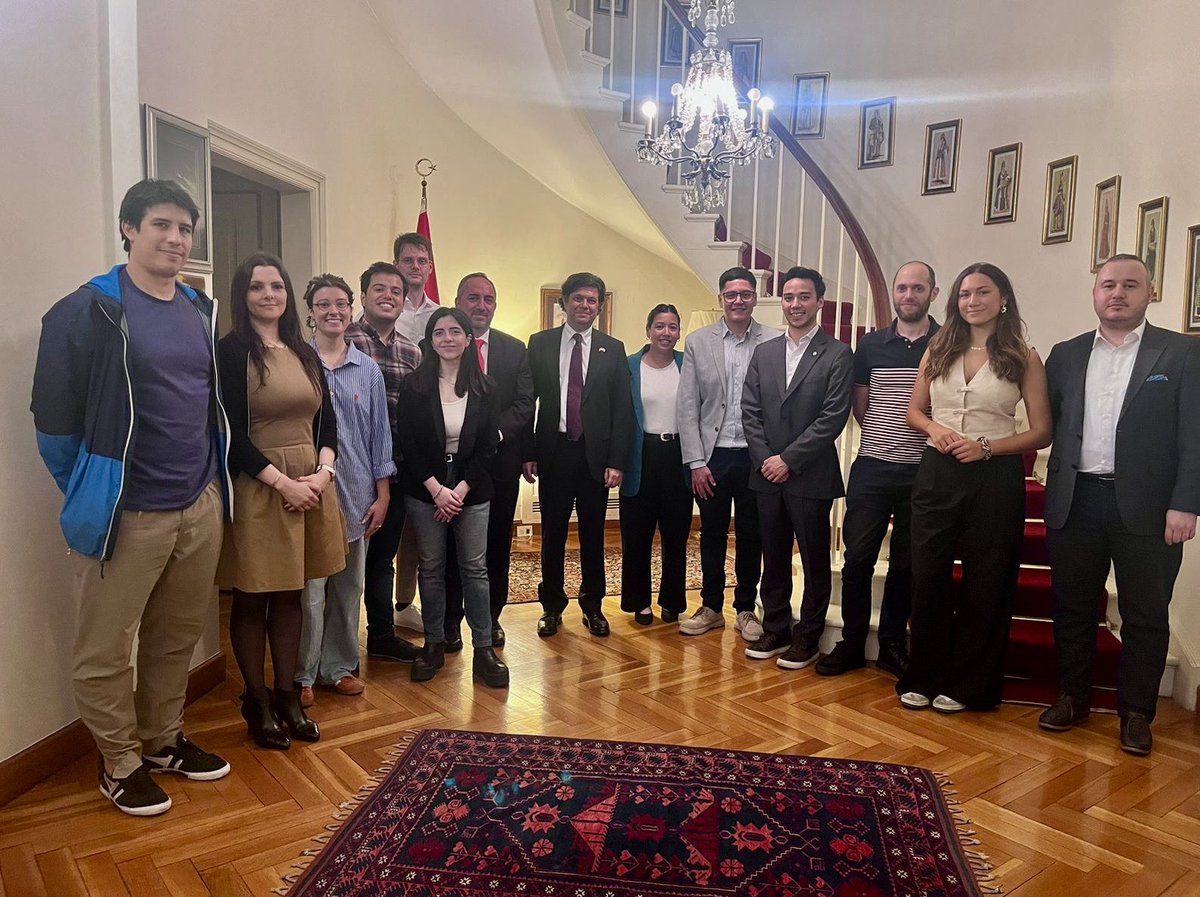 TCBuenosAiresBE's tweet photo. Fue un placer recibir en el día de ayer a un grupo de estudiantes de @FLACSOARGENTINA y conversar con ellos sobre temas de actualidad internacional. https://t.co/HtKGP4Ix5Z