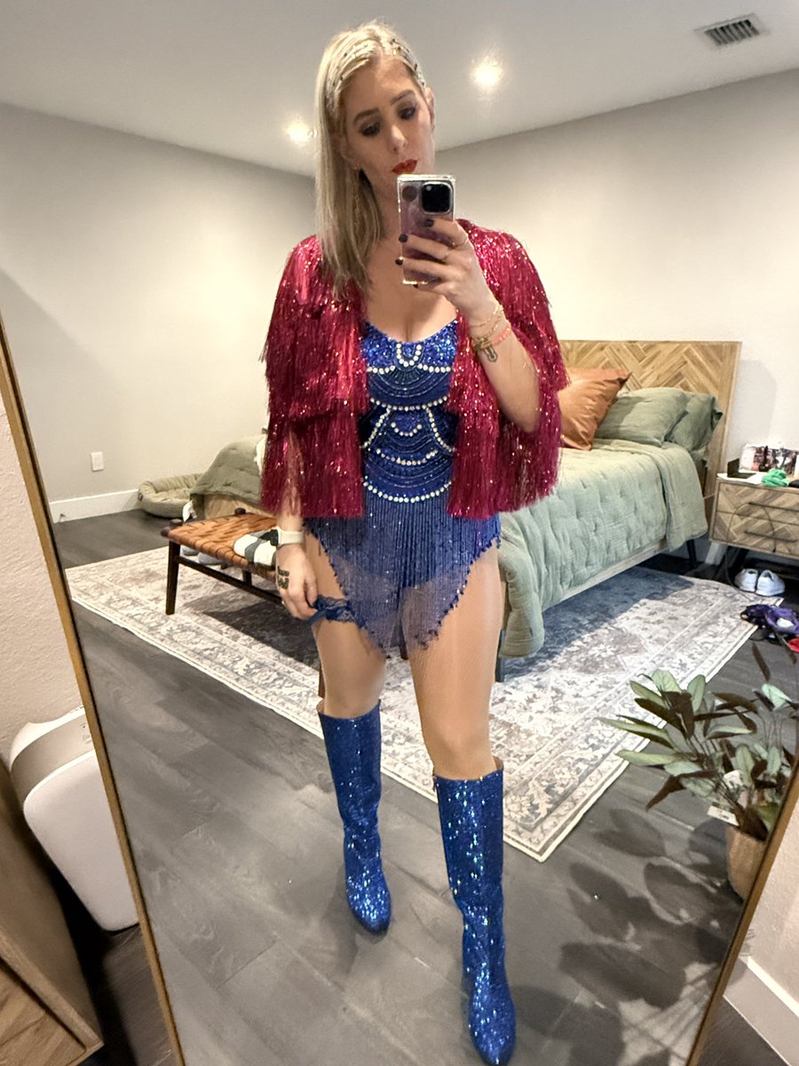 hwiiilson's tweet photo. Draw the cat eye sharp enough to kill a man #TSTheErasTour #MiamiTSTheErasTour #TSTheErasTourSetlistChapter https://t.co/1IkWiPuevn