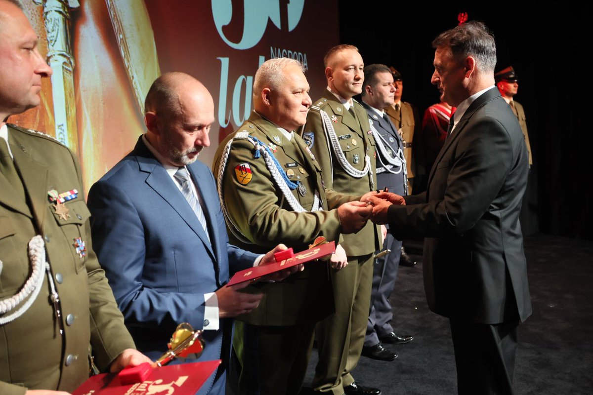 Polska_Zbrojna's tweet photo. Są nieszablonowi, odważni w działaniu. Zmieniają oblicze Wojska Polskiego i wprowadzają do niego nową jakość. Oto laureaci #Buzdygany2023, nagrody „Polski Zbrojnej”.
Mecenas @PGZ_pl
Partnerzy @WBGroup_PL #AgencjaMieniaWojskowego @Airbus @TargiKielce #Armit
https://t.co/v1lIBZpi8f https://t.co/Fm6OUgctel