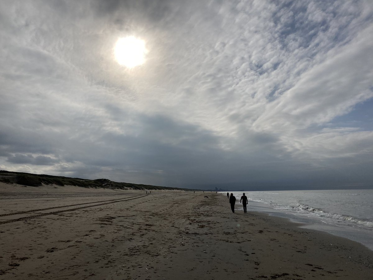 arnoldvanrhijn's tweet photo. Donkere wolken vandaag boven #DePier. #Scheveningen @ophetstrand_nl https://t.co/6d3JOz7q66