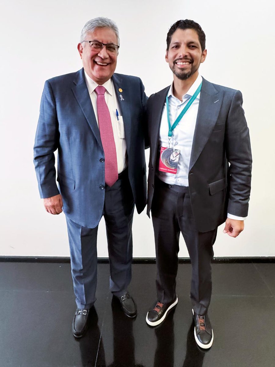 #UnoSomosTodos
#TodosSomosUno

El Srio. Gral. del #SNTE, Mtro. Alfonso Cepeda y el Srio. Gral. de la <a href="/Seccion50SNTE/">Sección 50 SNTE</a>, prof. Juan Jose Gutiérrez, se reunieron para dar seguimiento a  los temas de la agenda del magisterio neoleonés, destacan certeza laboral y seguridad social