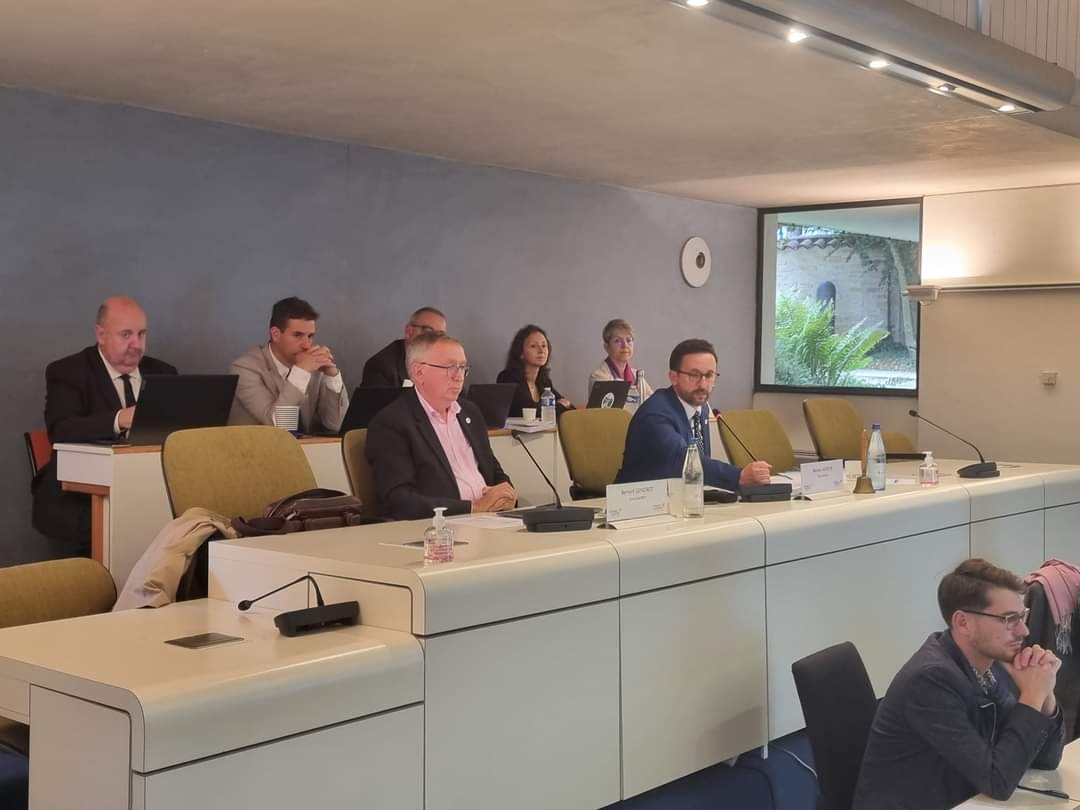 Pour compenser les ponctions directes, injustes et brutales de l'Etat, le Département de la Haute-Marne va mettre en vente ses bâtiments publics sur leboncoin.fr  Préfecture, deux sous-préfectures de la Haute-Marne mais aussi de plusieurs gendarmeries...

 #Etat