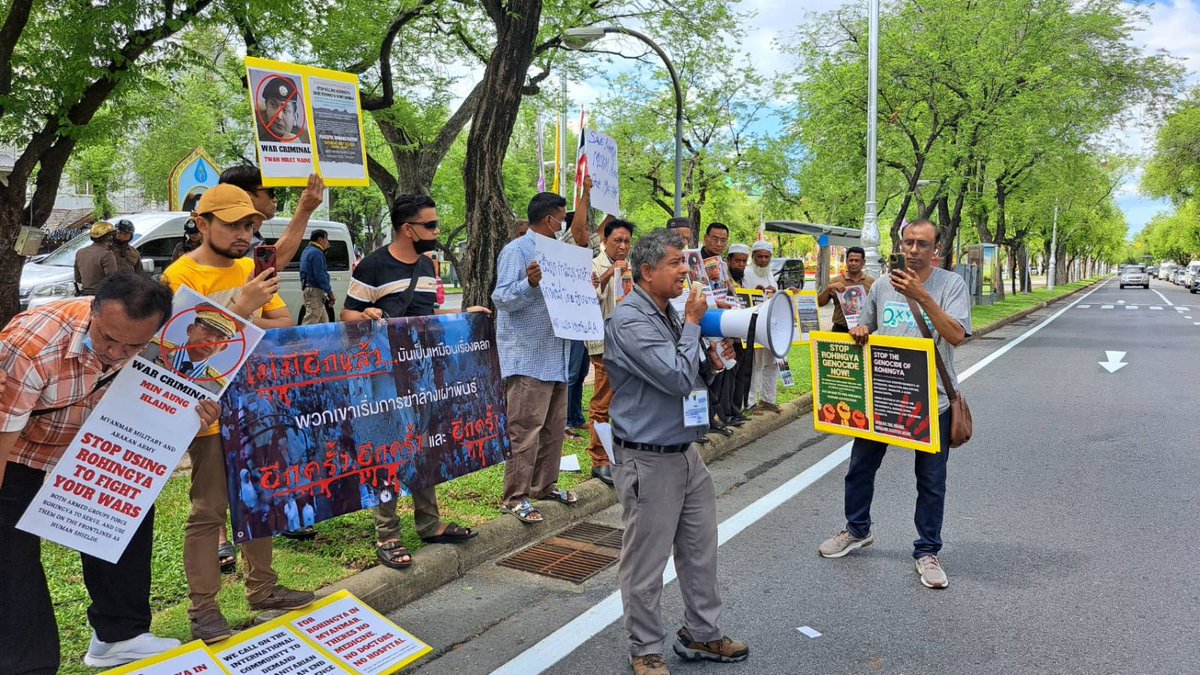 the_rspd's tweet photo. Rohingya refugees in Thailand protested the ongoing genocide in Arakan State, Myanmar, by the Arakan Army (AA), calling for global intervention to stop the violence and displacement. Thai authorities ensured a peaceful demonstration.
#RohingyaCrisis
#RohingyaNeedProtection https://t.co/EdprMLcgbe