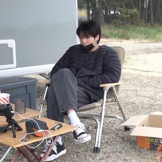 Sentado debajo de un árbol, debajo de un árbol de mango, sentado me puse a pensar los árboles tenemos que cuidar. ( ya no aguanto el limit )