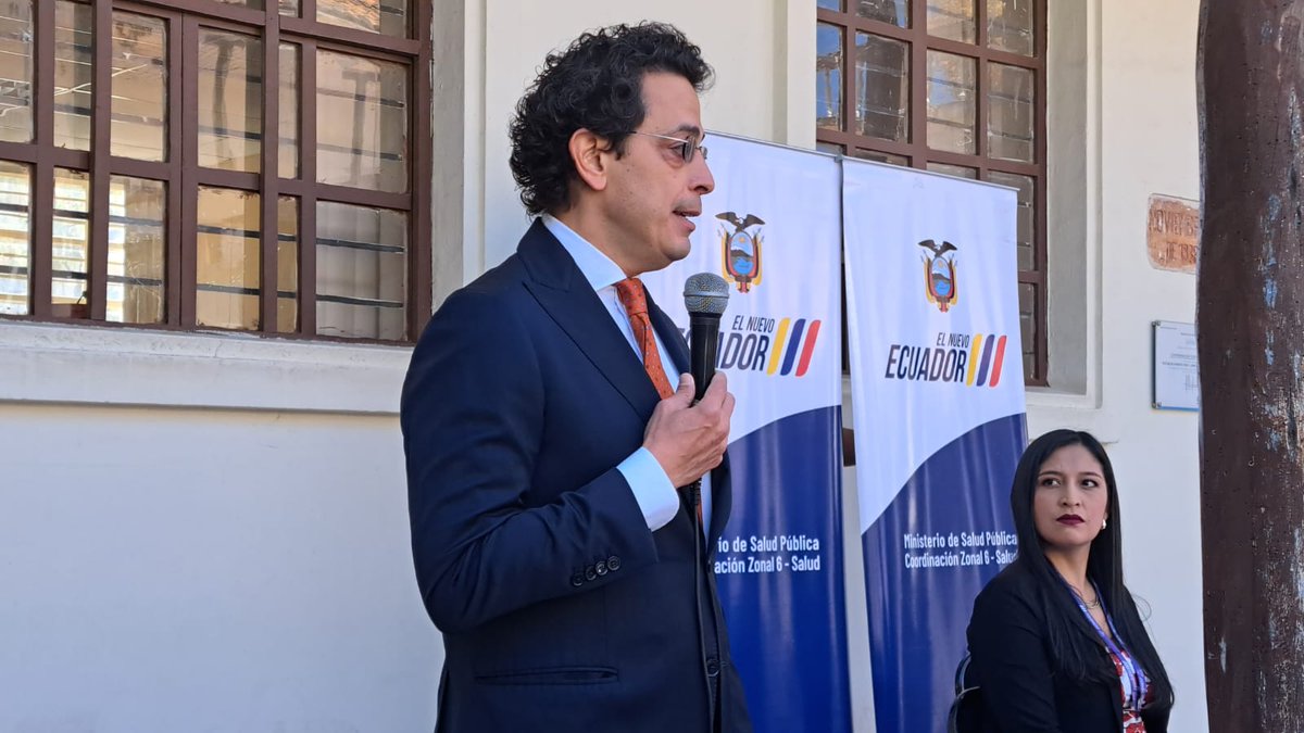 saludcz6oficial's tweet image. El Dr. Lapenta, Coord. Reg. Salud @AicsBogota: 'Este es un momento simbólico que refuerza nuestro compromiso con la salud en Ecuador. El vehículo fortalecerá nuestra presencia en territorio y la ejecución de acciones en favor de la salud en la Zona 6.#ElNuevoEcuadorResuelve