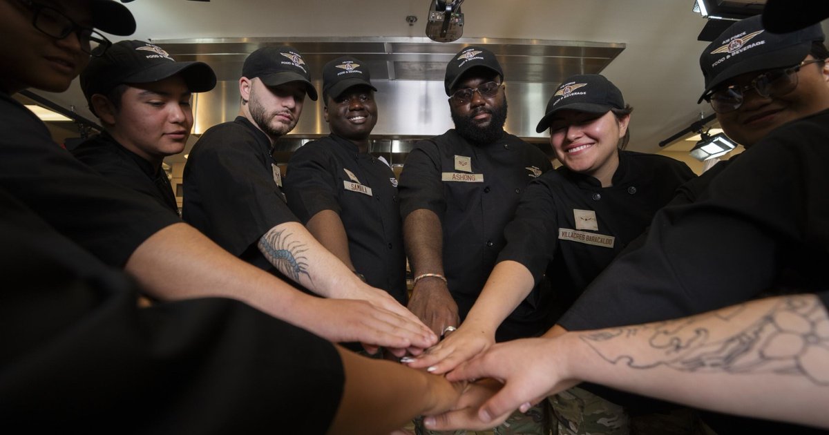 Aramark's Salute Hospitality hosts cooking competition at the Culinary Institute of America. 11 airmen from across the country had the opportunity to compete in a cooking battle using mystery ingredients. ow.ly/W4c1105Mhsm