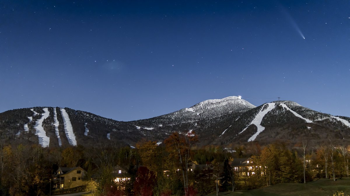 jaypeakresort's tweet photo. Last night's A3 comet sighting caught on our webcam, roughly between 7:00-7:30 pm. What a week it's been with over a foot of snow, fiery foliage, a full moon, and the "comet of the century" cruising across the sky.

Look up: https://t.co/SOnUHCFyO6 https://t.co/d1DU9vcJ84