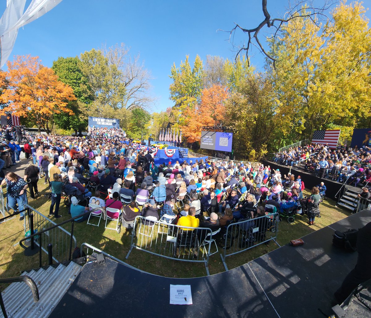 flywithkamala's tweet photo. The Kamala Harris rally in Grand Rapids is about to begin and it is crowded!! 💪🏾 💪🏾
https://t.co/t0q3AFZQlR