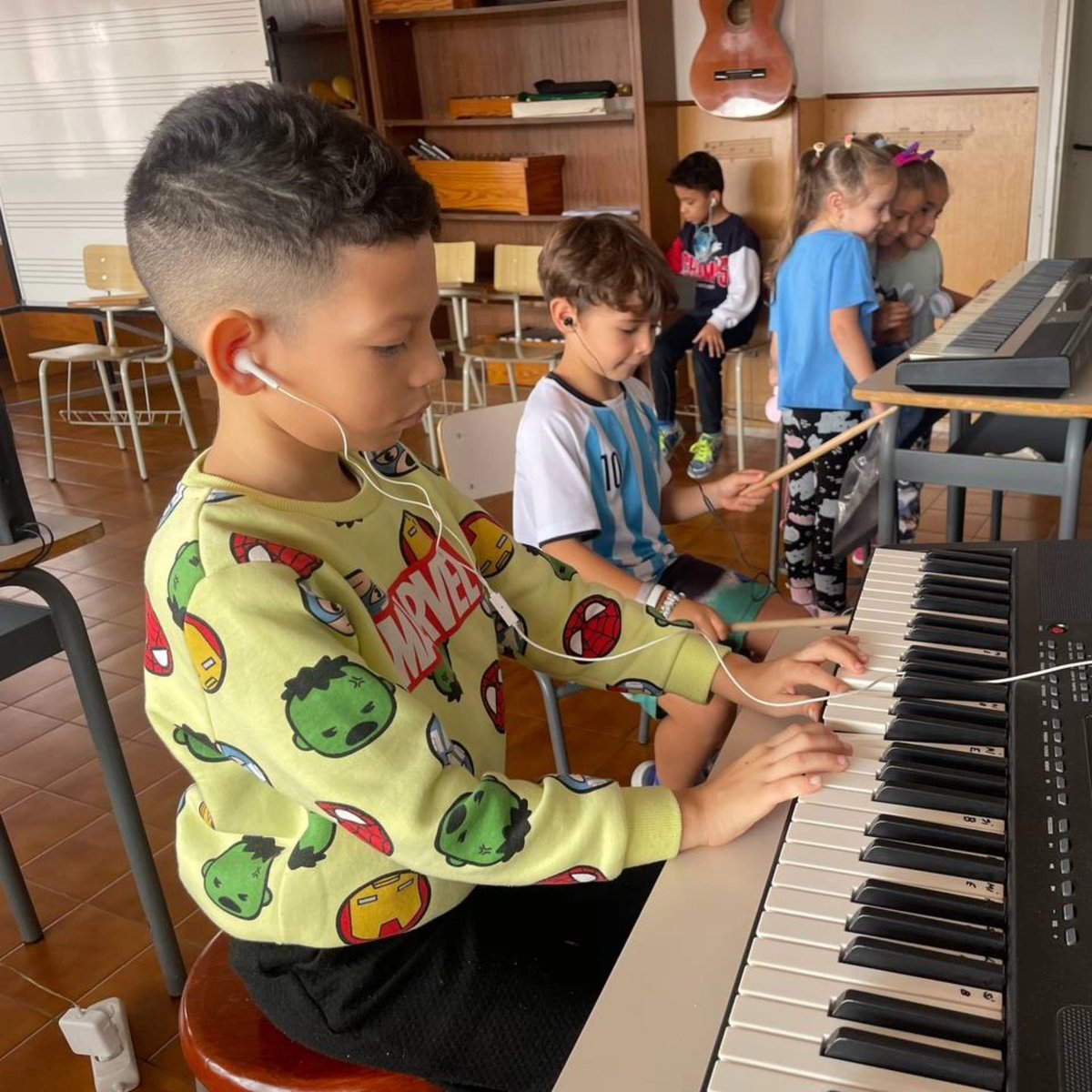 ColSantLluis's tweet image. L'alumnat de 1r, 2n i 3r de primària ha fet la tercera rotació d'ambients on poden escollir entre diferents propostes artístiques 🎨, musicals🎹, matemàtiques🔢, experimentals🧪 i expressió🎥.
#ColSantLluís #Curs20242025 #ambients