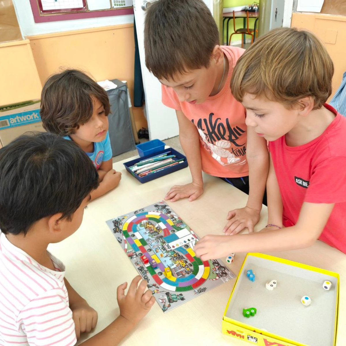 ColSantLluis's tweet image. L'alumnat de 1r, 2n i 3r de primària ha fet la tercera rotació d'ambients on poden escollir entre diferents propostes artístiques 🎨, musicals🎹, matemàtiques🔢, experimentals🧪 i expressió🎥.
#ColSantLluís #Curs20242025 #ambients