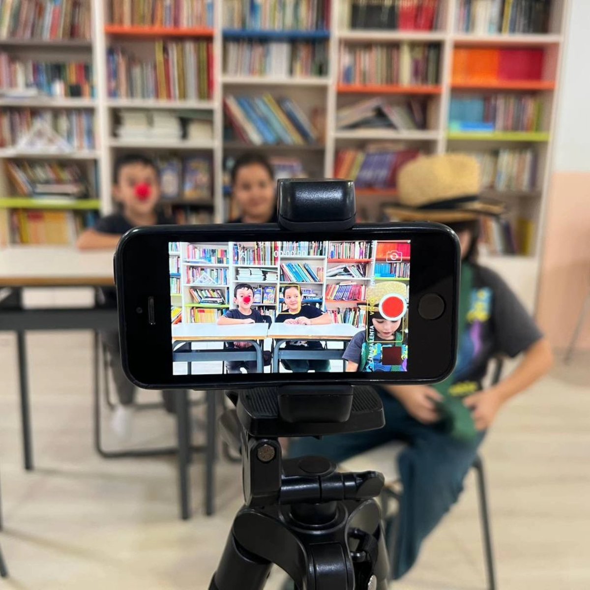 ColSantLluis's tweet image. L'alumnat de 1r, 2n i 3r de primària ha fet la tercera rotació d'ambients on poden escollir entre diferents propostes artístiques 🎨, musicals🎹, matemàtiques🔢, experimentals🧪 i expressió🎥.
#ColSantLluís #Curs20242025 #ambients