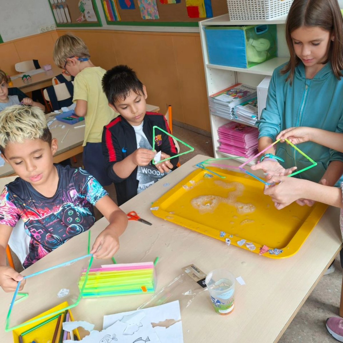 ColSantLluis's tweet image. L'alumnat de 1r, 2n i 3r de primària ha fet la tercera rotació d'ambients on poden escollir entre diferents propostes artístiques 🎨, musicals🎹, matemàtiques🔢, experimentals🧪 i expressió🎥.
#ColSantLluís #Curs20242025 #ambients