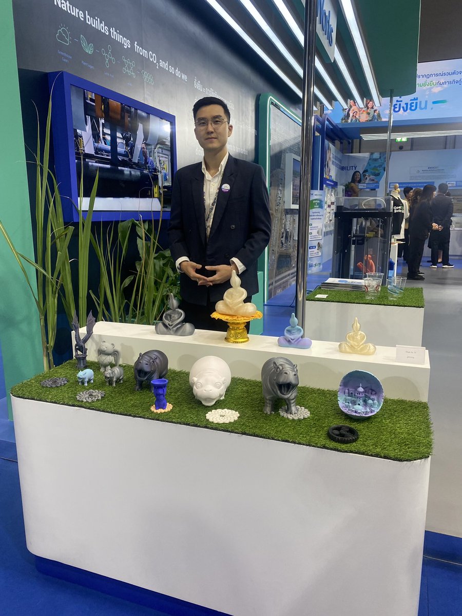 natureworks's tweet photo. Inspiring day at the @GC___Official Sustainable Living Symposium '24! We showcased Ingeo, our low-carbon alternative to petrochemical-based plastics & fibers in #3dprinting & food #serviceware. CEO Erik Ripple presented on designing materials with minimal environmental impact. 🌏 https://t.co/362UxDrGlI
