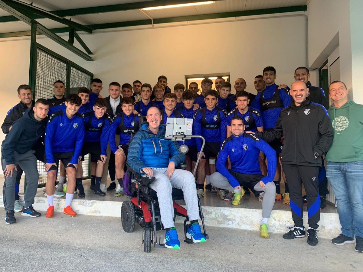 💚 El Subiza ha recibido una visita muy especial. Alberto Armendáriz 'Txapela' ha compartido con los jugadores una charla sobre la vida.

¡Eres un ejemplo, Txapela! ¡Gracias por tus enseñanzas! Amore ematea ez da aukera bat!