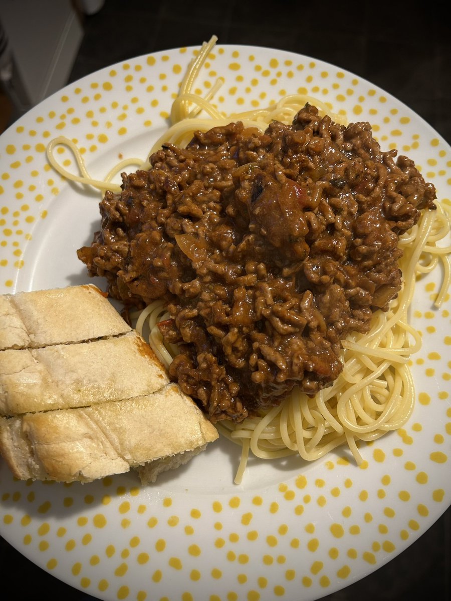 hrainediplock's tweet photo. Mae gwasanaeth B5, oedd yn ffantasig!  Mae ‘ spaghetti bolognaise meal deal’ oedd yn flasus iawn 😋

@YsgolTrimsaran https://t.co/tVXWVooODx