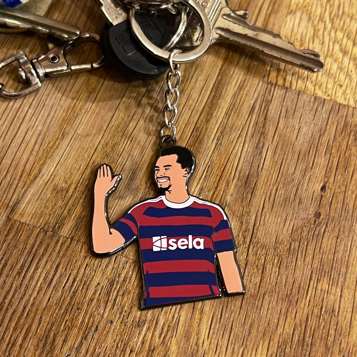 Magpin1's tweet photo. Jacob Murphy keyrings are on sale NOW! 👋🏻

Thanks to everyone who RT’d, the winner of the comp is @only1RusWinship - congrats! DM to claim prize. 

Link below to purchase ⬇️ #NUFC

https://t.co/h5ZJB43m9D https://t.co/RIxqfT6SJl
