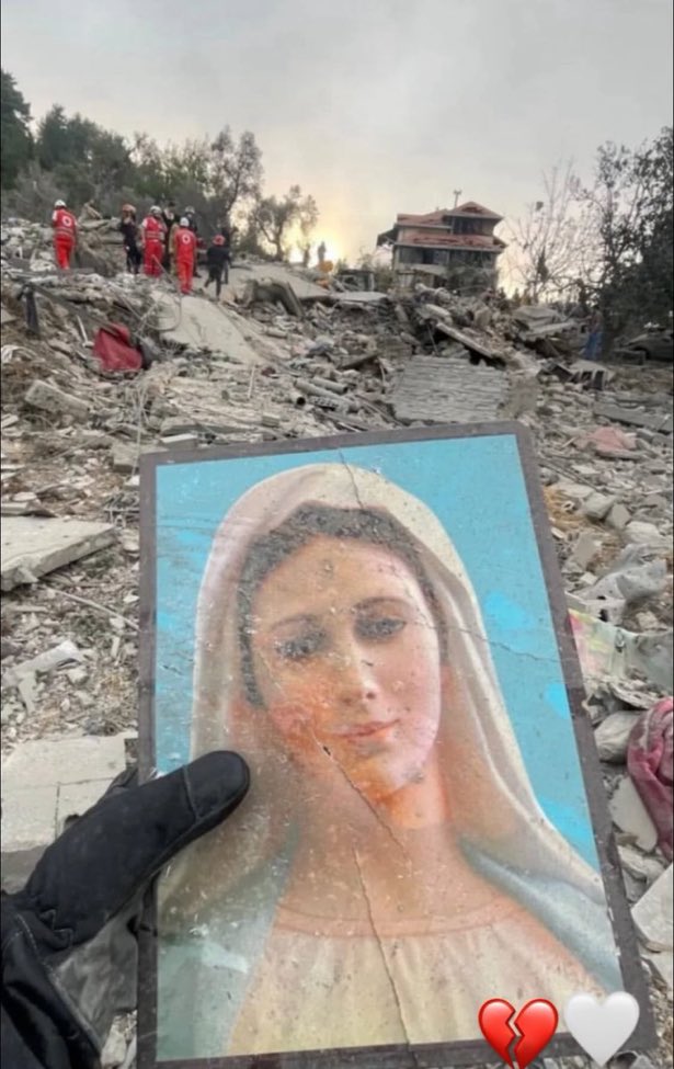 rifain_nouvelle's tweet photo. 🔴⚡️URGENT: L’aviation israélienne a bombardé une ville chrétienne au Liban tuant 21 chrétiens libanais, et d'autres victimes ont été ensevelies sous les décombres. Une photo fissurée de la Vierge Marie ou se trouvait une église complètement détruite a été retrouvée sur les lieux https://t.co/c7uNApVPW9