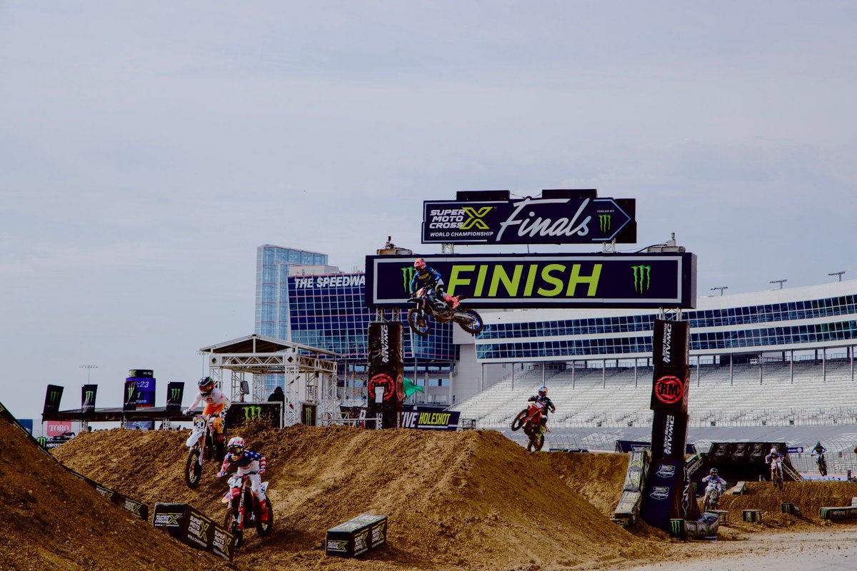 SpeedwayClubTMS's tweet photo. Riding into the weekend!🏍️ https://t.co/KHbD8S5oFr